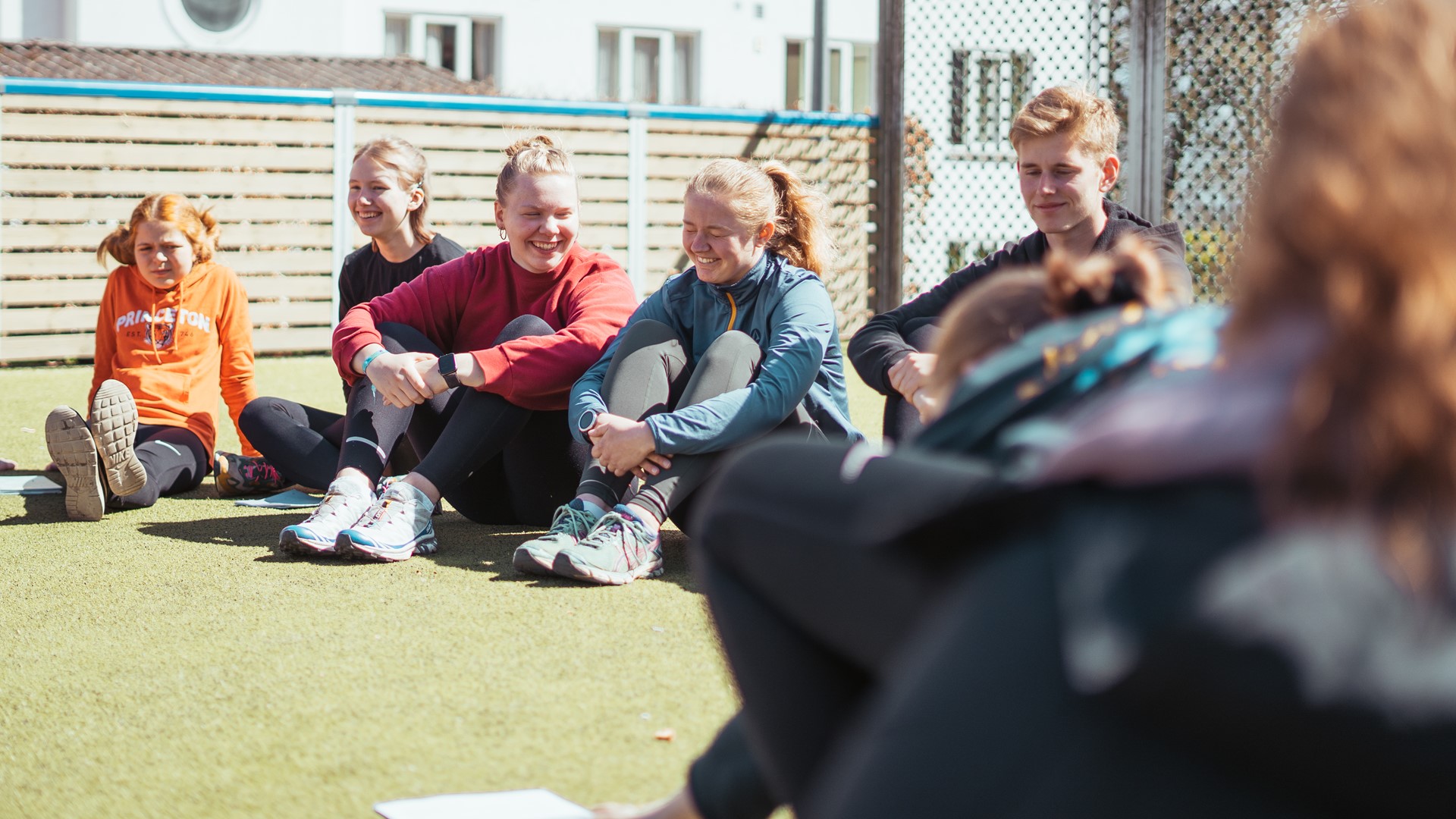 Efterskoleelever hygger sig sammen på Brejning Efterskole