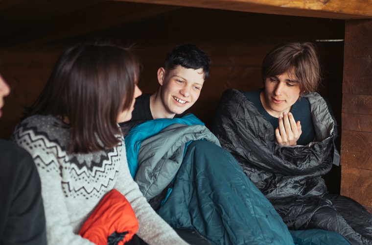 Elever på i shelter Outdoor på efterskole