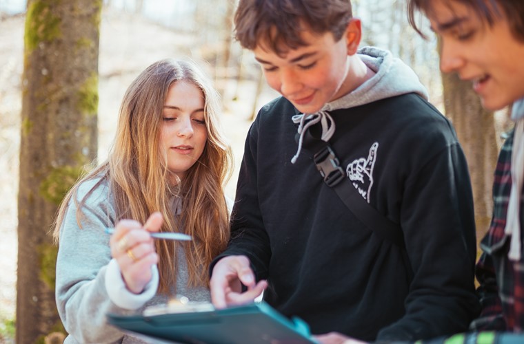 Elever samarbejder på Brejning Efterskole i Jylland