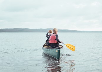 Efterskoleelever sejler kano - Outdoor på Brejning Efterskole