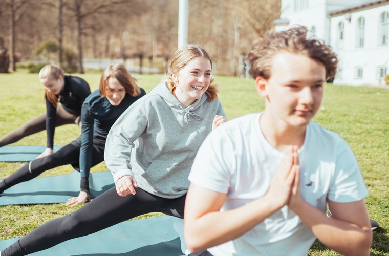 Efterskoleelever dyrker yoga på efterskole i Jylland